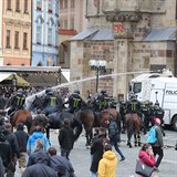 Protest na Staroměstském náměstí: Bez roušek a proti nim
