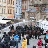 Protest na Staroměstském náměstí: Bez roušek a proti nim
