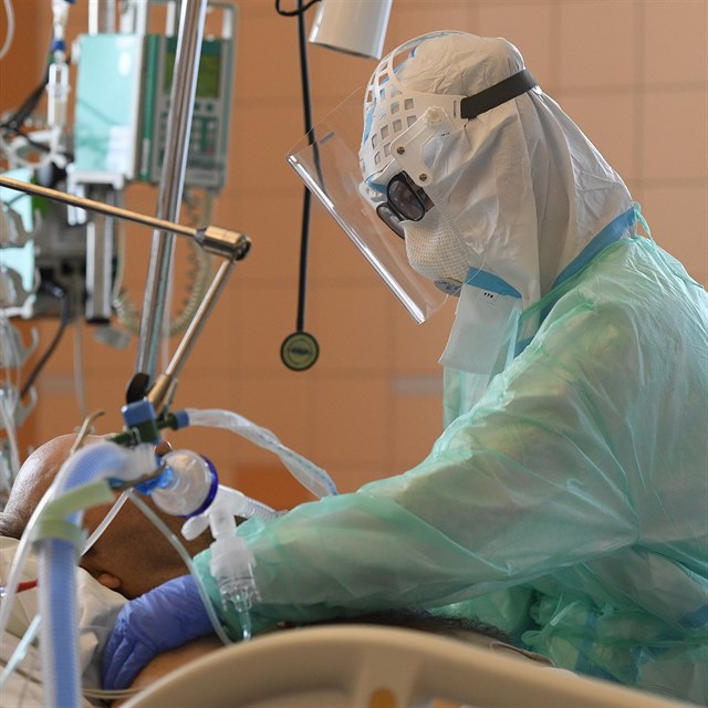 Odd�len� na Klinice anesteziologie, resuscitace a intenzivn� medic�ny ve V�eobecn� fakultn� nemocnici v Praze, kde o�et�uj� pacienty s koronavirem. Sn�mek z 12. ��jna 2020.