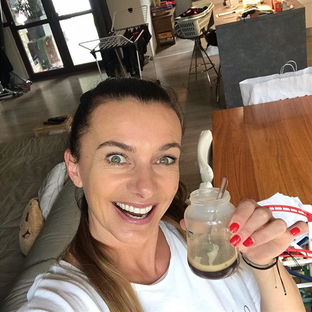 Alice Bendov� se neboj� uk�zat i nenal��en� a s dom�c�m nepo��dkem.