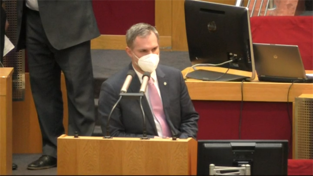 Zden�k H�ib b�hem zasedání pra�ského zastupitelstva.