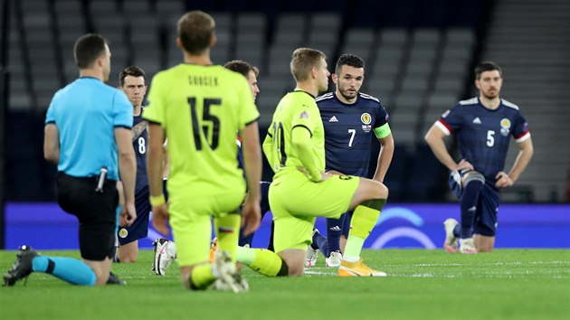 �e�tí fotbalisté v zápase proti Skotsku kle�í a vyjad�ují podporu hnutí BLM.