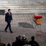 Emmanuel Macron na posledním rozloučení se zabitým učitelem Samuelem Patym.