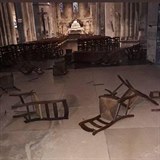 Takto to v katedrále vypadalo po útoku.