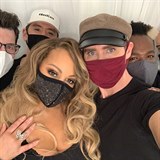 Mariah Carey i její tým nosí poctivě roušky.