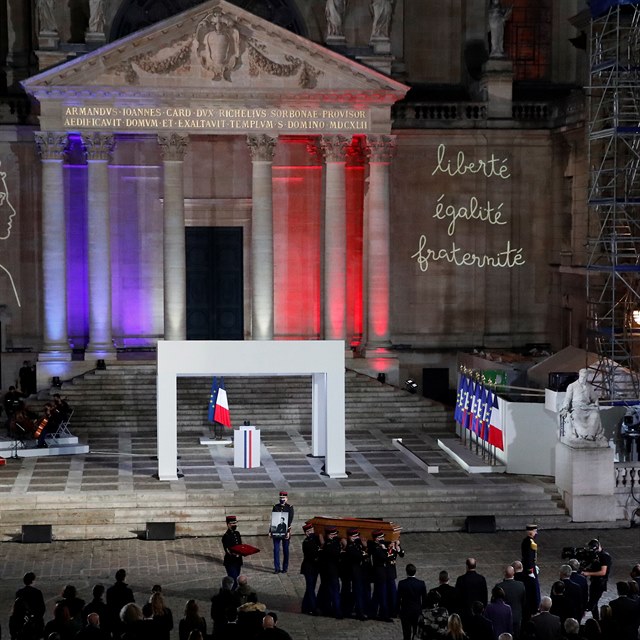 Emmanuel Macron na poslednm rozlouen se zabitm uitelem Samuelem Patym.