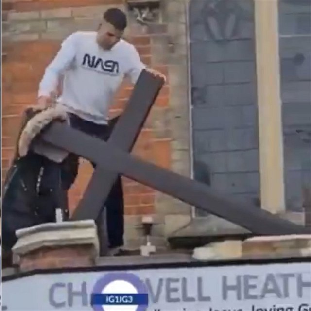 Jusúf Alwali řádí na střeše kostela.