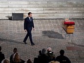 Emmanuel Macron na posledním rozlouení se zabitým uitelem Samuelem Patym.