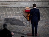 Emmanuel Macron na posledním rozlouení se zabitým uitelem Samuelem Patym.