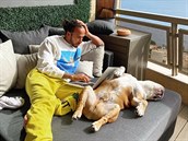 Lewis Hamilton se svým psem Roscoem, ze kterého udlal vegana.