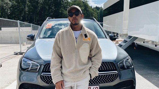 Lewis Hamilton se svým psem Roscoem