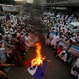 V Pkistnu probhaly protesty muslim proti fancouzskmu prezidentovi...