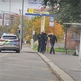 Pražský policista během zásahu dvakrát uhodil muže, který si nechtěl nasadit...
