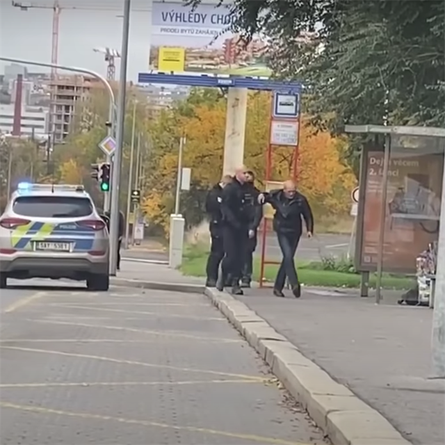 Prask policista bhem zsahu dvakrt uhodil mue, kter si nechtl nasadit...