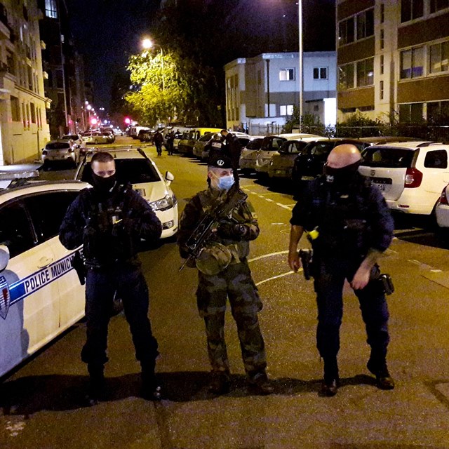 Lyon je v obleen vojk  a policist.