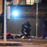 Policie v ulicích  Vídně pořádala hon na útočníky a několik osob zadržela.