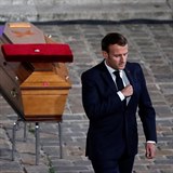 Emmanuel Macron na posledním rozloučení se zabitým učitelem Samuelem Patym