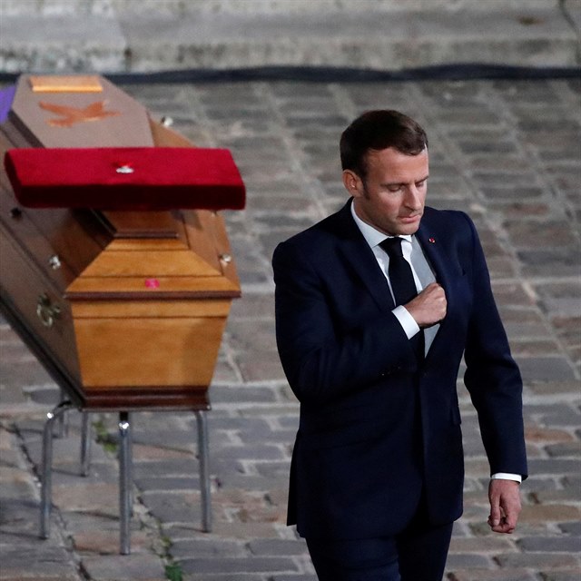 Emmanuel Macron na poslednm rozlouen se zabitm uitelem Samuelem Patym