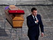 Emmanuel Macron na posledním rozlouení se zabitým uitelem Samuelem Patym