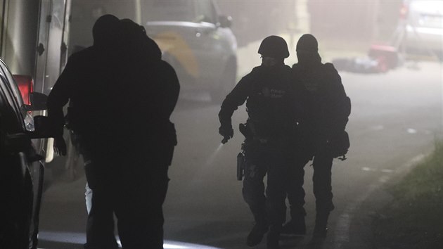 Policie vtrhla do domu oknem. Nala ti tla a ivého kojence.