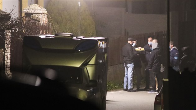 Policie vtrhla do domu oknem. Nala ti tla a ivého kojence.