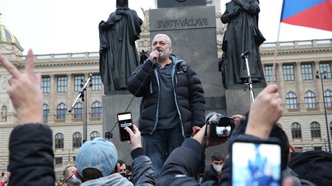 Daniel Hlka na jedné z protivládních demonstrací, kterých se zúastnil jako eník.