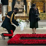 Královna Alžběta uctila tradičně jako každý rok památku válečných veteránů.
