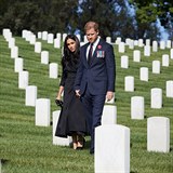 Princ Harry a Meghan Markle šli na americký Arlingtonský národní hřbitov uctít...