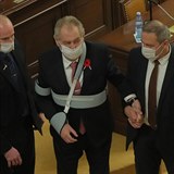 Prezident Miloš Zeman přišel do Sněmovny se dvěma muži, kteří mu pomáhali.