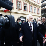 Bývalý prezident Václav Klaus opět provokoval, roušku si na ústa nedal. Řeší to...