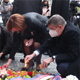 Premiér Andrej Babiš a ministryně financí Alena Schillerová zapálili svíčky na...