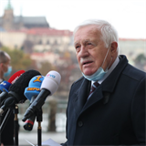 Bývalý premiér Václav Klaus měl roušku jen na půl žerdi, už to řeší policie.