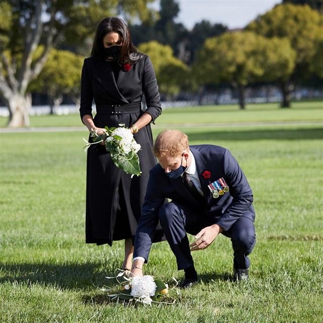 Princ Harry a Meghan Markle li na americk Arlingtonsk nrodn hbitov uctt pamtku vetern v doprovodu najatho fotografa. Harry u nen vojk a nechce plnit sv krlovsk povinnosti, nesml tedy vzdt hold padlm v uniform po boku len rodiny (2020). 