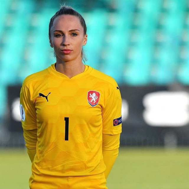 Barbora Votkov je spnou fotbalovou brankkou.