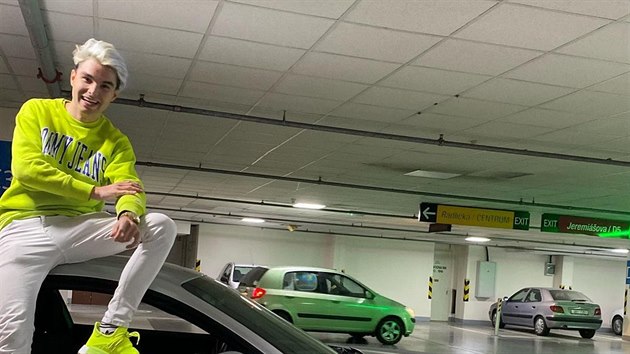 Adam je na sociálních sítích docela známý a má i vliv. Proto nechápeme, e se k...
