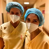 Herečky Kateřina Pechová a Sarah Haváčová pomáhají v nemocnici.