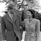 Princ Filip a královna Alžběta, tehdy ještě princezna. Snímek pochází z líbánek...