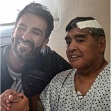 Diego Maradona zemel na infarkt, zotavoval se z operace mozku.
