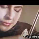 V klipu se blskla i bvalka Smera Issy, houslistka Pavla Dubn.