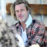 Brad Pitt s léty svůj pověstný šarm rozhodně neztrácí.