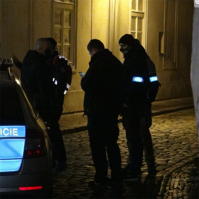 Policie rozhnla v centru Prahy nelegln party.