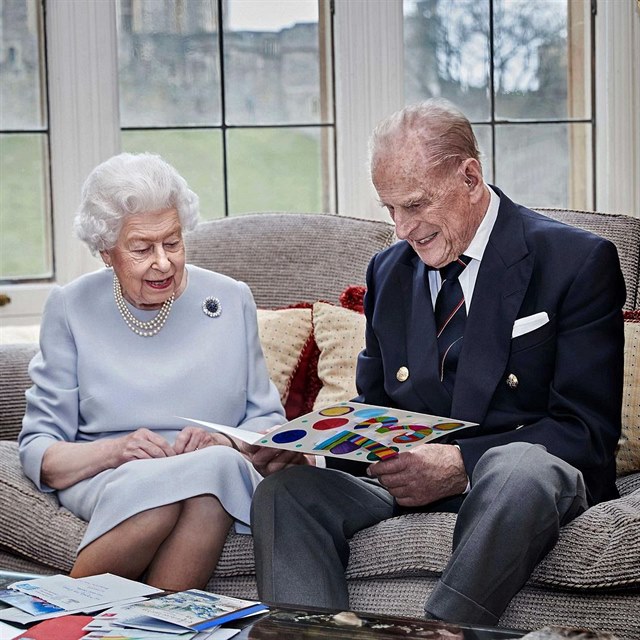 Královna Alžběta s princem Filipem si prohlížejí přání od vnoučat.