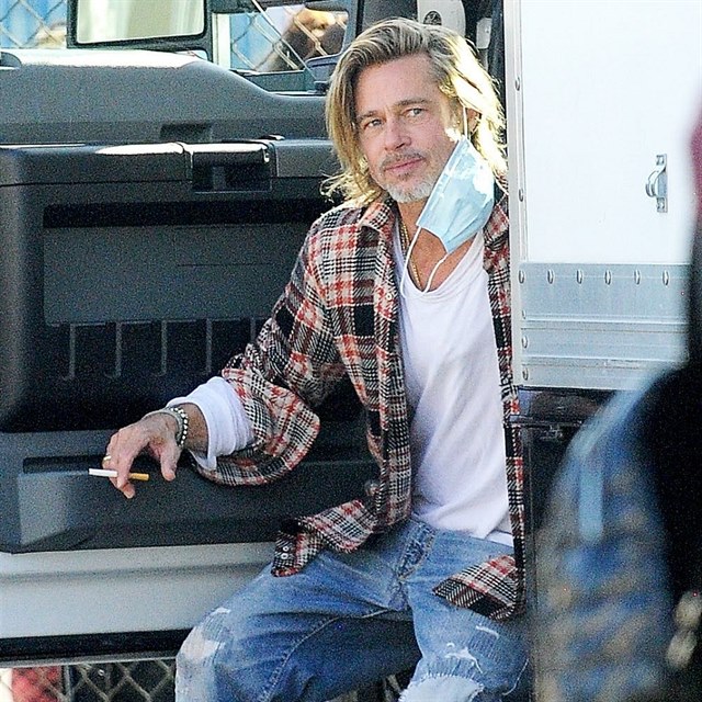 Brad Pitt si dopl pauzu na cigaretu.