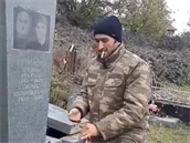 Azertí vojáci si as krátí niením náhrobních arménských kamen a velmi dobe...