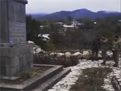 Azertí vojáci si v Karabachu zkouí svou muku na památníku obti 2. svtové...
