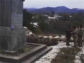 Azertí vojáci si v Karabachu zkouí svou muku na památníku obti 2. svtové...