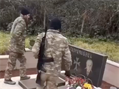 Azertí vojáci v Náhorním Karabachu jednají bez úctu. Nestrhávají jenom kíe z...