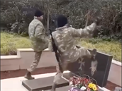 Azertí vojáci v Náhorním Karabachu jednají bez úctu. Nestrhávají jenom kíe z...