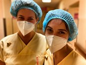 Hereky Kateina Pechová a Sarah Haváová pomáhají v nemocnici.