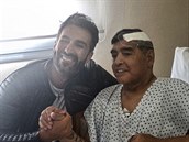 Diego Maradona se zotavoval z operace mozku.
